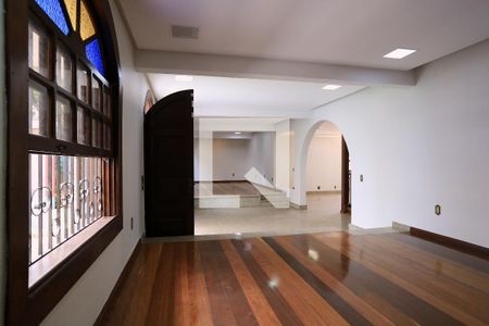 Sala de casa para alugar com 6 quartos, 250m² em Santo Antônio, Belo Horizonte