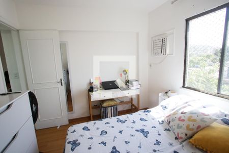 Quarto 1 de apartamento para alugar com 2 quartos, 55m² em Taquara, Rio de Janeiro