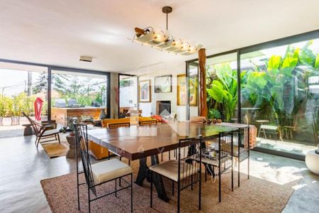 Casa à venda com 2 quartos, 221m² em Alto de Pinheiros, São Paulo