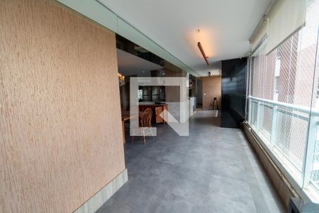 Sala de apartamento para alugar com 2 quartos, 156m² em Empresarial 18 do Forte, Barueri