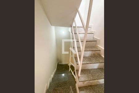 Escada de casa à venda com 2 quartos, 124m² em São Geraldo, Belo Horizonte
