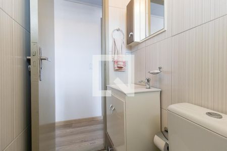 Banheiro de apartamento para alugar com 3 quartos, 43m² em Cidade Industrial, Curitiba