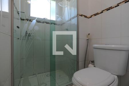 Banheiro de apartamento para alugar com 2 quartos, 55m² em Loteamento Mogilar, Mogi das Cruzes