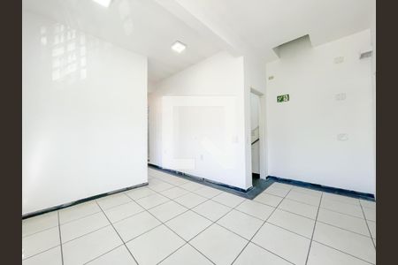 Sala de casa para alugar com 2 quartos, 50m² em Km 18, Osasco