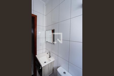 Banheiro de casa para alugar com 1 quarto, 40m² em Vila Carbone, São Paulo