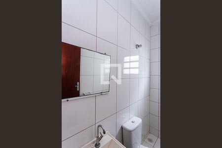 Banheiro de casa para alugar com 1 quarto, 40m² em Vila Carbone, São Paulo