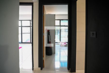 Corredor de casa para alugar com 2 quartos, 100m² em Vila Liviero, São Paulo