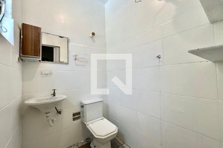 Banheiro de casa para alugar com 1 quarto, 48m² em Vila Guarani (zona Sul), São Paulo