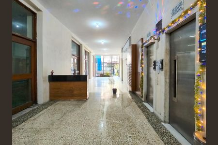 Fachada e portaria de apartamento à venda com 2 quartos, 60m² em Maracanã, Rio de Janeiro