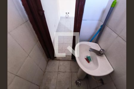 Banheiro de kitnet/studio para alugar com 1 quarto, 28m² em Liberdade, São Paulo