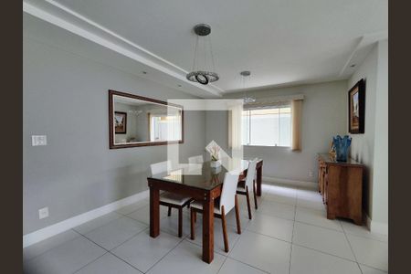 Sala de casa de condomínio para alugar com 5 quartos, 200m² em Vargem Pequena, Rio de Janeiro