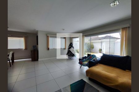 Sala de casa de condomínio para alugar com 5 quartos, 200m² em Vargem Pequena, Rio de Janeiro