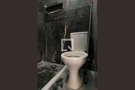 Banheiro de apartamento para alugar com 1 quarto, 25m² em Vila Mazzei, São Paulo