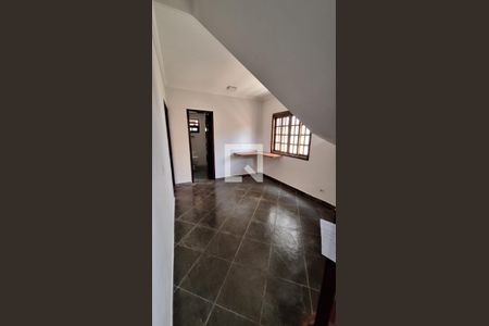 Casa para alugar com 3 quartos, 200m² em Rio Cotia, Cotia