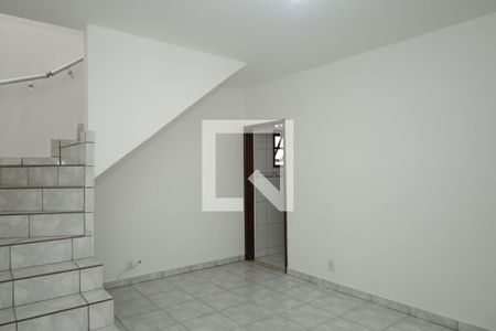 Sala de casa para alugar com 4 quartos, 180m² em Parque Guarani, São Paulo