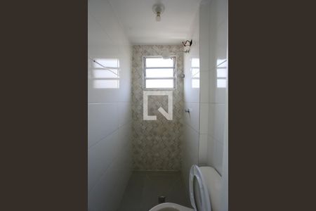 Banheiro de apartamento para alugar com 2 quartos, 54m² em V Leonidas Moreira, São Paulo