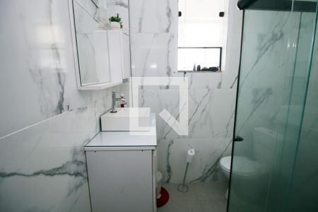 Banheiro de apartamento à venda com 1 quarto, 54m² em Olaria, Rio de Janeiro