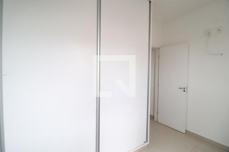 Quarto 1 de apartamento para alugar com 2 quartos, 56m² em Santa Mônica, Uberlândia