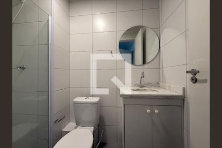Banheiro social de kitnet/studio para alugar com 1 quarto, 32m² em República, São Paulo