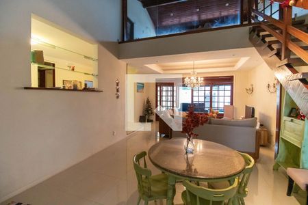 Sala de casa de condomínio à venda com 3 quartos, 380m² em Itaipu, Niterói