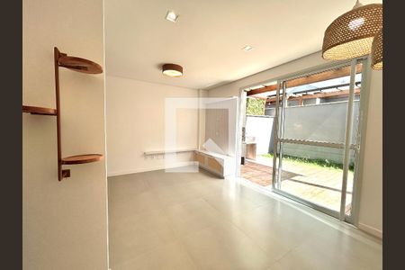 Sala de casa de condomínio para alugar com 2 quartos, 80m² em Morro das Pedras, Florianópolis