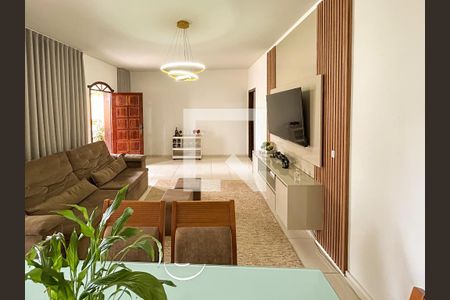 Casa à venda com 6 quartos, 300m² em Planalto, Belo Horizonte