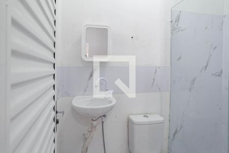 Banheiro social de kitnet/studio para alugar com 1 quarto, 40m² em Castelo, Belo Horizonte