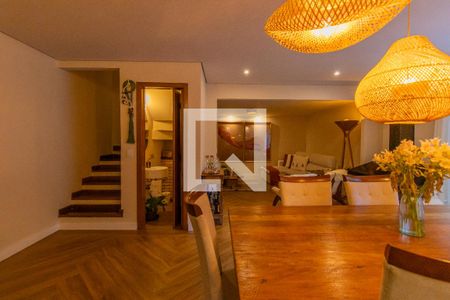 Sala andar inferior de casa de condomínio para alugar com 3 quartos, 220m² em Granja Viana, Cotia