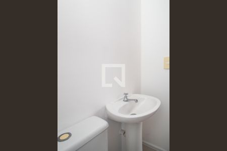 Banheiro de casa de condomínio à venda com 3 quartos, 99m² em Espírito Santo, Porto Alegre