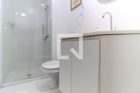 Banheiro de kitnet/studio para alugar com 1 quarto, 27m² em República, São Paulo