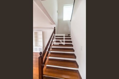 Escada de casa de condomínio à venda com 3 quartos, 355m² em Alphaville, Santana de Parnaíba