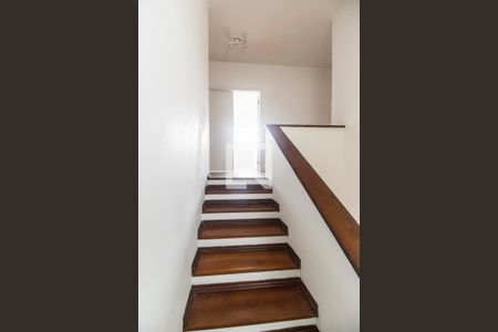 Escada de casa de condomínio à venda com 3 quartos, 355m² em Alphaville, Santana de Parnaíba