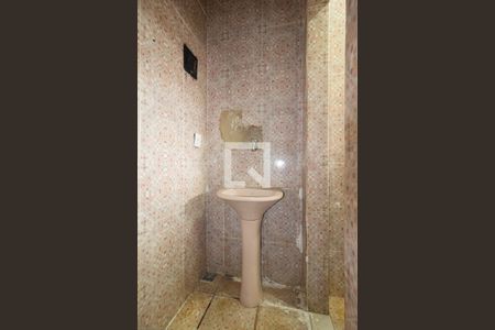 Banheiro de kitnet/studio para alugar com 1 quarto, 48m² em Santíssimo, Rio de Janeiro