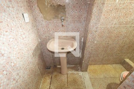 Banheiro de kitnet/studio para alugar com 1 quarto, 48m² em Santíssimo, Rio de Janeiro