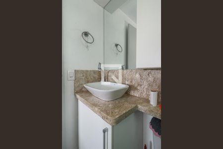 Banheiro da Suíte de apartamento para alugar com 3 quartos, 72m² em Humaitá, Porto Alegre