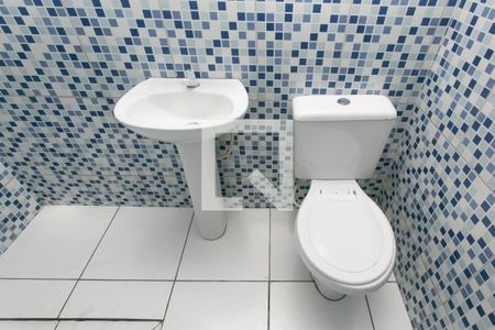 Banheiro de casa para alugar com 1 quarto, 45m² em Conjunto Habitacional A. E. Carvalho, São Paulo