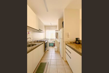 Cozinha de apartamento para alugar com 2 quartos, 90m² em Jurerê, Florianópolis