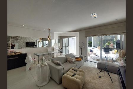 Sala de casa de condomínio à venda com 3 quartos, 130m² em Vila Sofia, São Paulo
