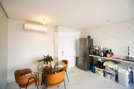 Sala e cozinha de apartamento à venda com 2 quartos, 55m² em Chácara Seis de Outubro, São Paulo