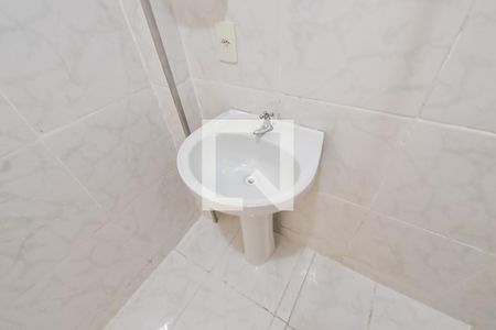 Banheiro de kitnet/studio para alugar com 1 quarto, 24m² em Liberdade, São Paulo