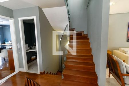 Escada acesso quartos de casa de condomínio à venda com 3 quartos, 440m² em Jardim Panorama, São Paulo