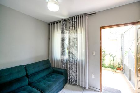 Sala de casa de condomínio para alugar com 3 quartos, 96m² em Guaiauna, São Paulo