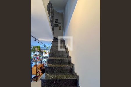 Escada de casa à venda com 3 quartos, 120m² em Vila Gumercindo, São Paulo