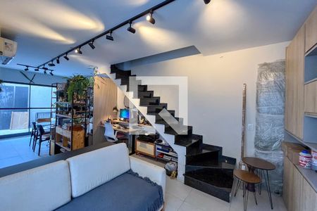 Sala de casa à venda com 3 quartos, 120m² em Vila Gumercindo, São Paulo