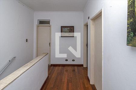 corredor para os cômodos_2 de casa à venda com 4 quartos, 180m² em Cambuci, São Paulo