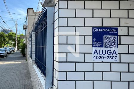 Placa instalada de apartamento para alugar com 2 quartos, 80m² em Vila Matias, Santos