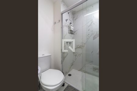 Banheiro de kitnet/studio para alugar com 1 quarto, 20m² em Jardim das Acacias, São Paulo