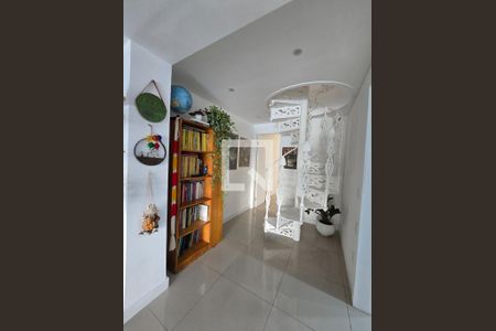 Sala de casa de condomínio para alugar com 3 quartos, 230m² em Taquara, Rio de Janeiro