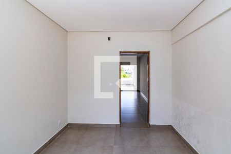 Quarto 1 de casa para alugar com 2 quartos, 80m² em Caiçaras, Belo Horizonte
