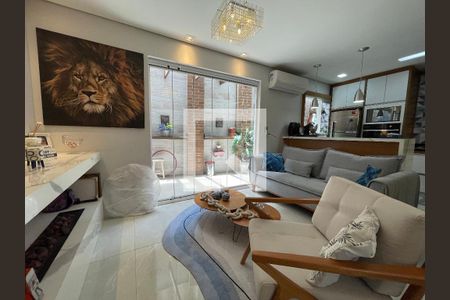 Sala de casa de condomínio à venda com 2 quartos, 136m² em Caxingui, São Paulo